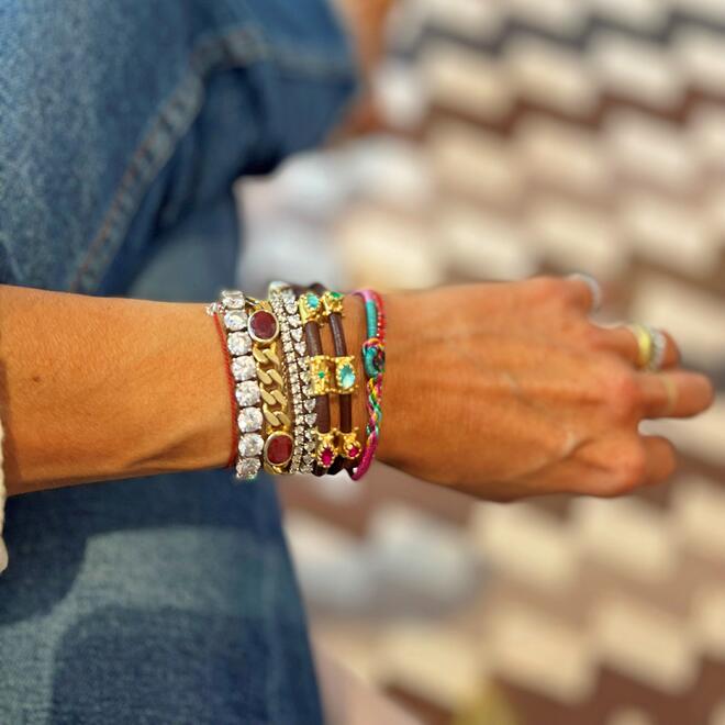 Pulseira Couro 3 Pedras em uso